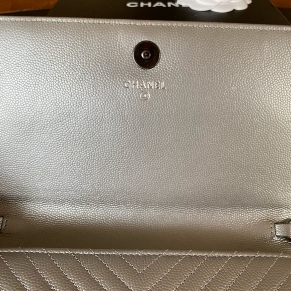 ❌SOLD❌CHANEL WOC Clutch Chevron Grey Metallic - Picture 8 of 12